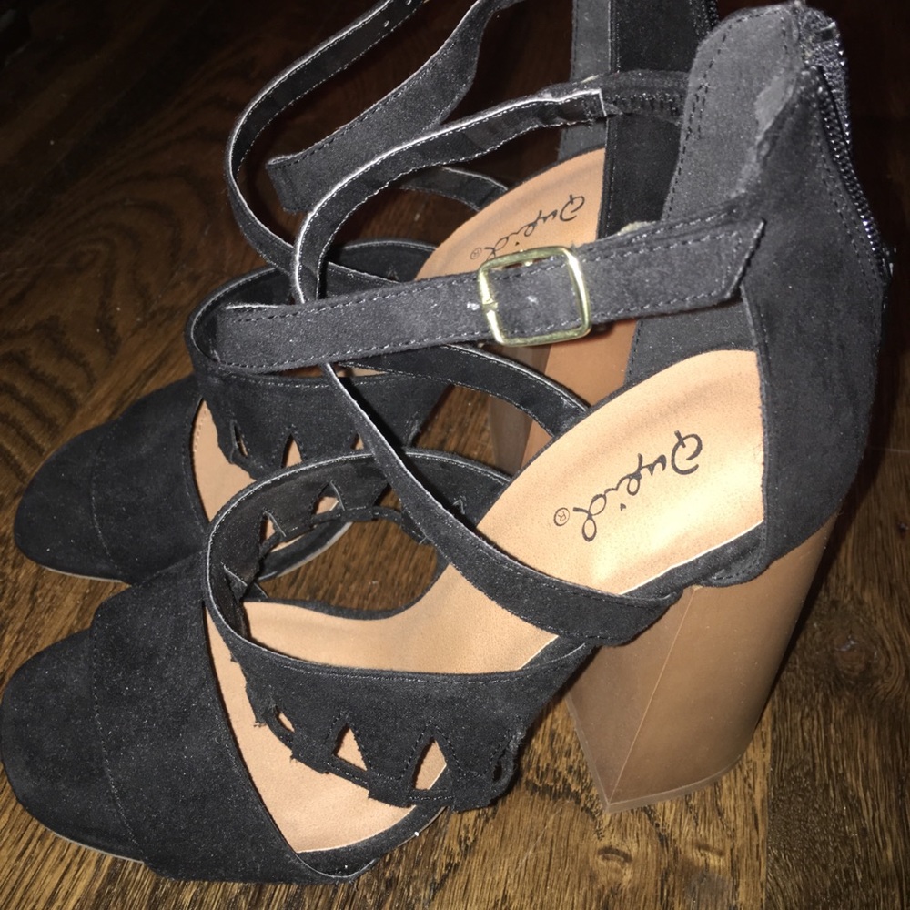 Classy black/brown heels!